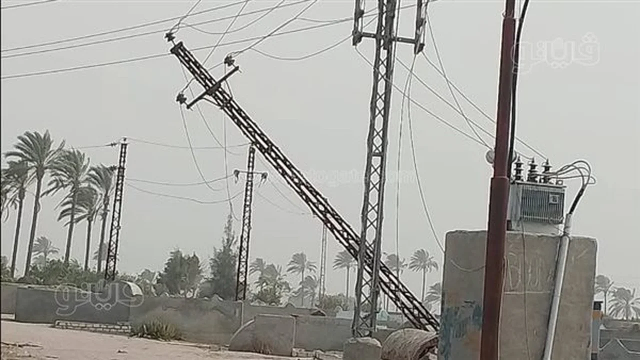 عاصفة ترابية.. رياح شديدة تضرب الإسماعيلية وتتسبب في سقوط عمود إنارة بأحد الشوارع